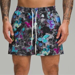 Lululemon Men's Blue Pool Shorts 5" Lined Size Large